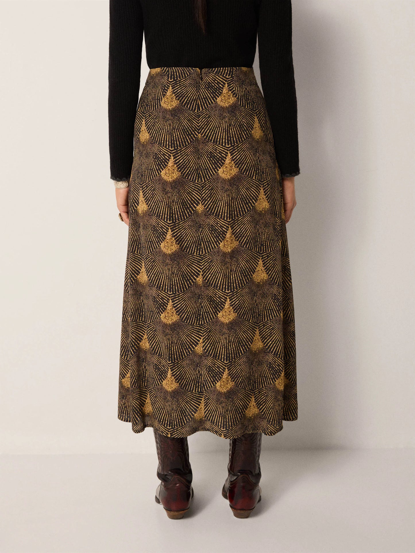 Maison Hotel Lala Skirt in Peacok Avocado